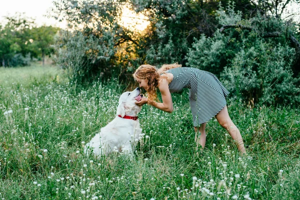 Ragazza che gioca con il cane nel parco — Foto Stock