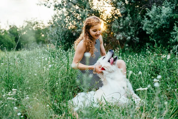 Köpek park ile oynayan kız — Stok fotoğraf