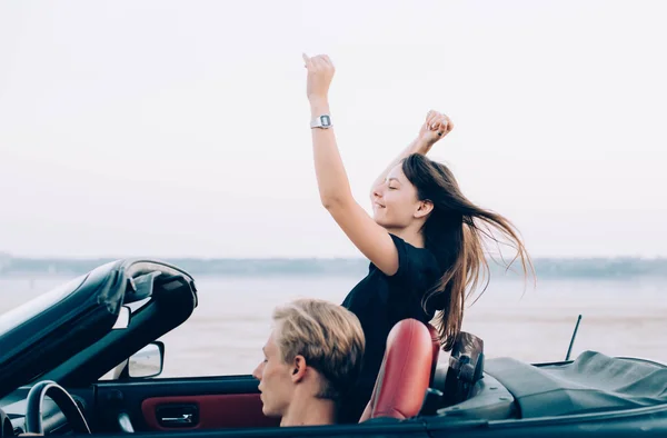 Jovem casal feliz em cabriolet — Fotografia de Stock