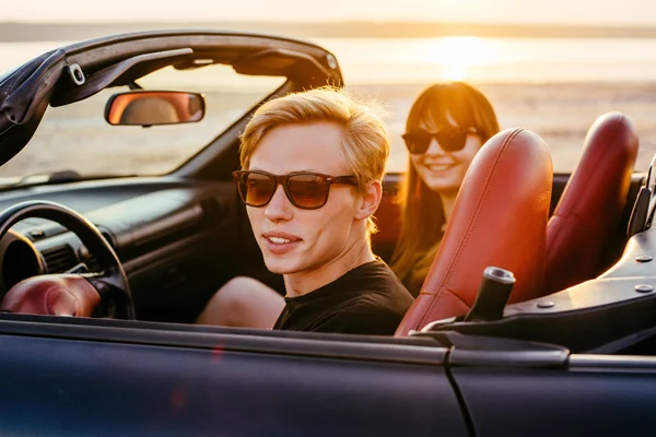 Jovem casal feliz em cabriolet — Fotografia de Stock