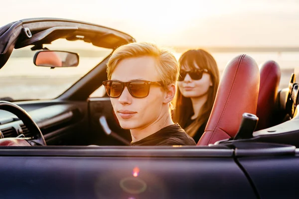 Joven feliz pareja en cabriolet — Foto de Stock