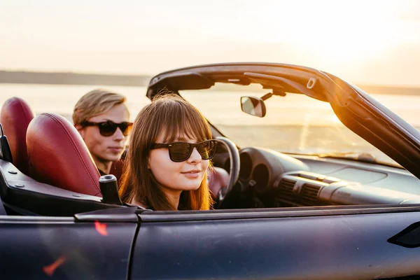 Joven feliz pareja en cabriolet — Foto de Stock