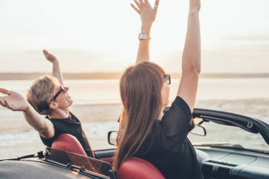 Cabriolet genç mutlu çift