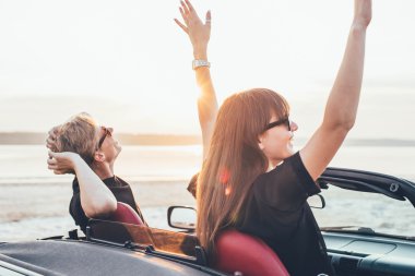 Cabriolet genç mutlu çift