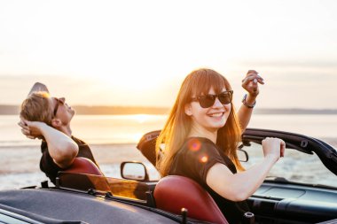 Cabriolet genç mutlu çift