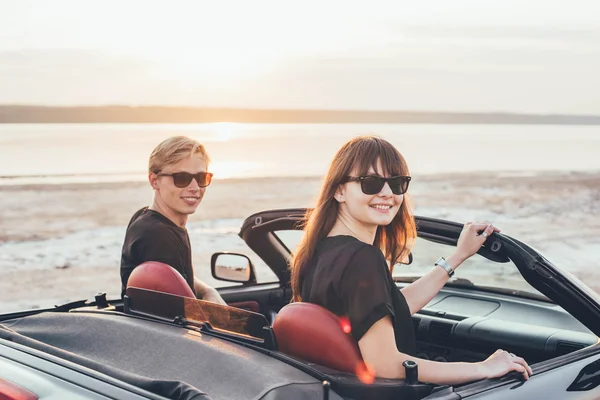 Joven feliz pareja en cabriolet —  Fotos de Stock