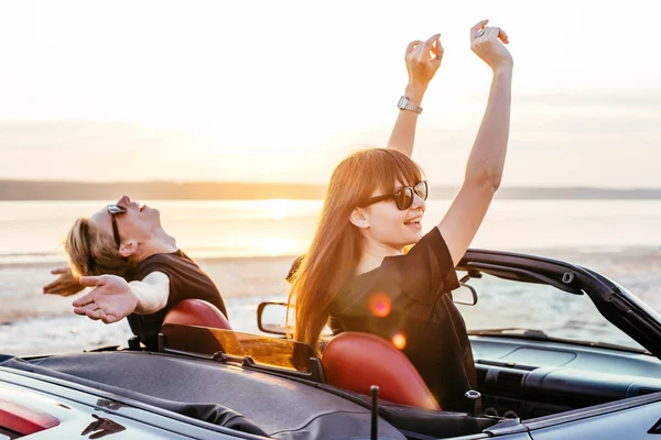 Cabriolet genç mutlu çift