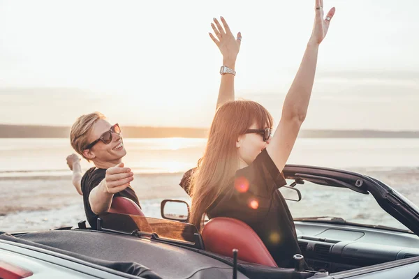 Jovem casal feliz em cabriolet — Fotografia de Stock