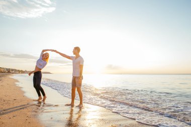 Kumsalda sevgi dolu bir çift