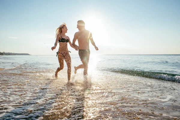 Casal amoroso na praia — Fotografia de Stock