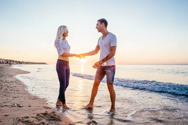 Kochająca się para na plaży — Zdjęcie stockowe