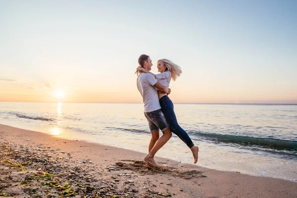 Kumsalda sevgi dolu bir çift