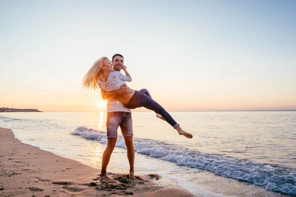 Kochająca się para na plaży — Zdjęcie stockowe