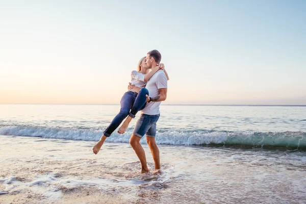 Pareja amorosa en la playa — Foto de Stock