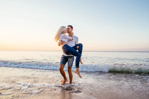 Αγαπημένο ζευγάρι στην παραλία — Φωτογραφία Αρχείου