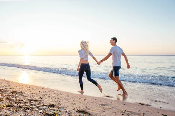 Pareja amorosa en la playa — Foto de Stock