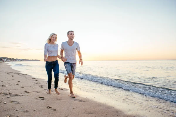 Pareja amorosa en la playa — Foto de Stock