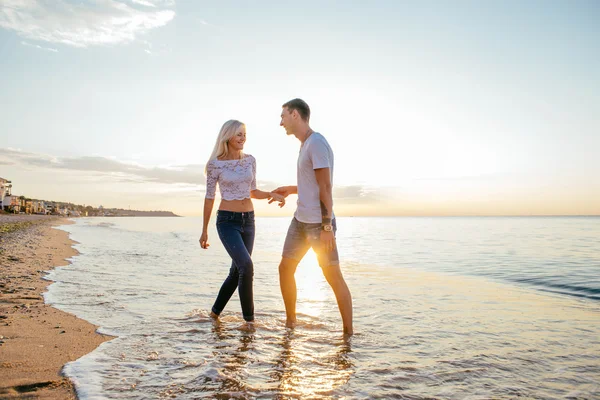 Pareja amorosa en la playa — Foto de Stock