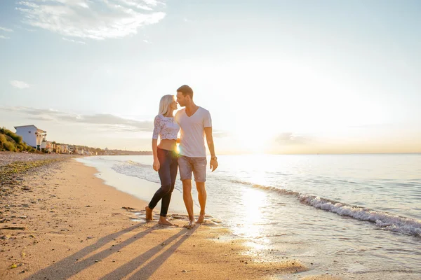 Пара влюбленных на пляже — стоковое фото