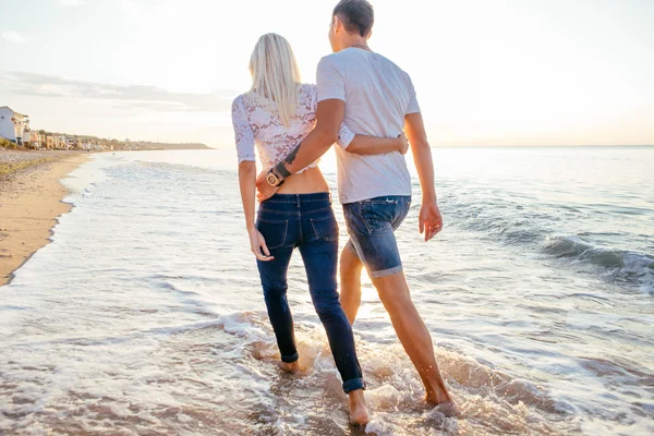 Pareja amorosa en la playa — Foto de Stock