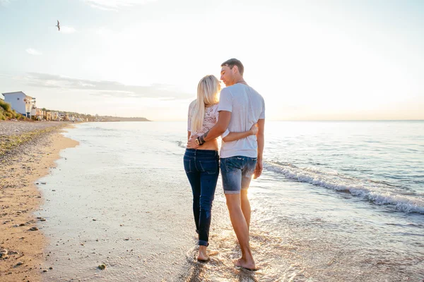 Pareja amorosa en la playa — Foto de Stock