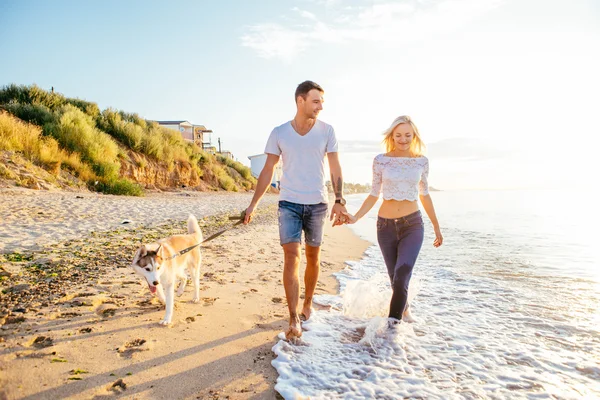 Pareja amorosa en la playa — Foto de Stock