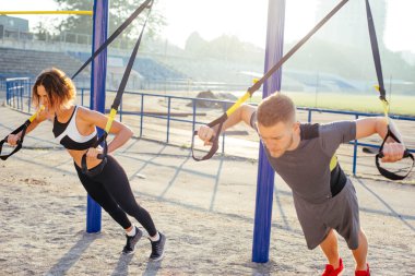 Bir grup insan açık egzersiz