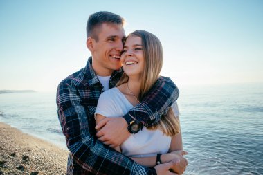 Kumsalda sevgi dolu bir çift