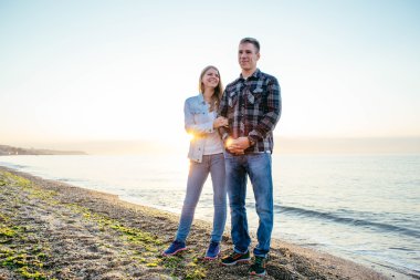 Kumsalda sevgi dolu bir çift