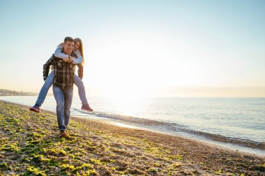 Kumsalda sevgi dolu bir çift