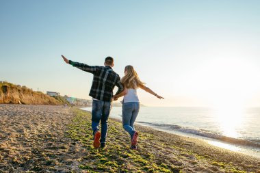 Kumsalda sevgi dolu bir çift