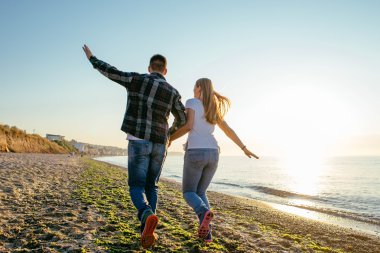 Kumsalda sevgi dolu bir çift