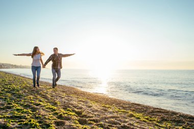 Kumsalda sevgi dolu bir çift