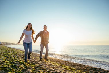 Kumsalda sevgi dolu bir çift