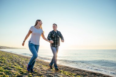 Kumsalda sevgi dolu bir çift