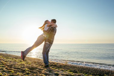 Kumsalda sevgi dolu bir çift