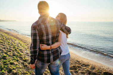 Kumsalda sevgi dolu bir çift