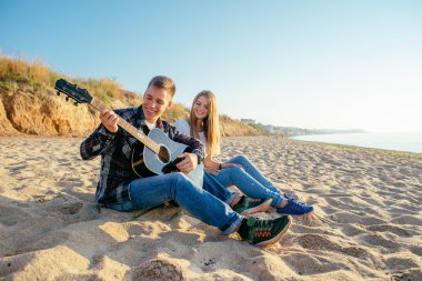 Kumsalda sevgi dolu bir çift