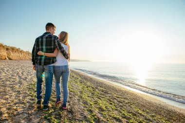 Kumsalda sevgi dolu bir çift