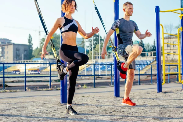 Groupe de personnes faisant de l'exercice extérieur — Photo