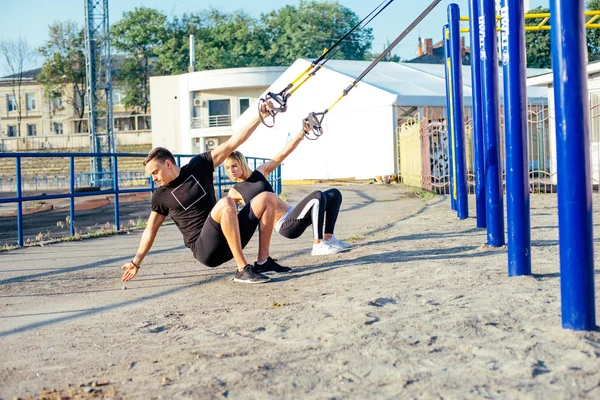 Groep mensen trainen buiten — Stockfoto