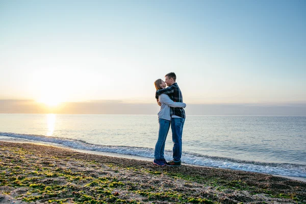 Pareja amorosa en la playa — Foto de Stock