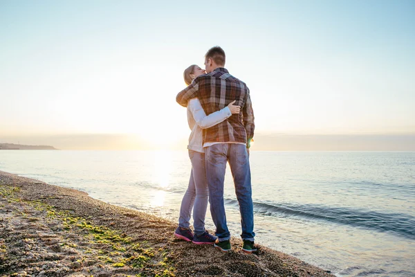 Älskade par på stranden — Stockfoto