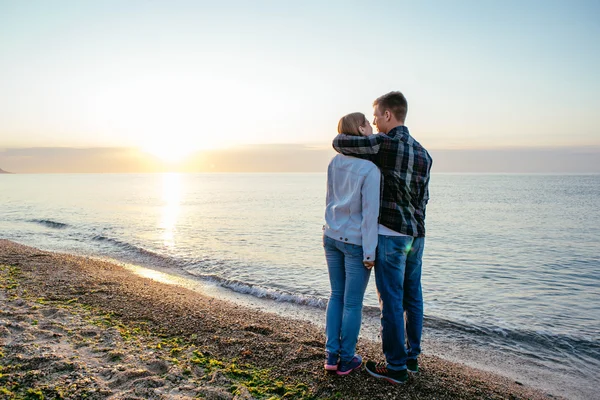 Älskade par på stranden — Stockfoto