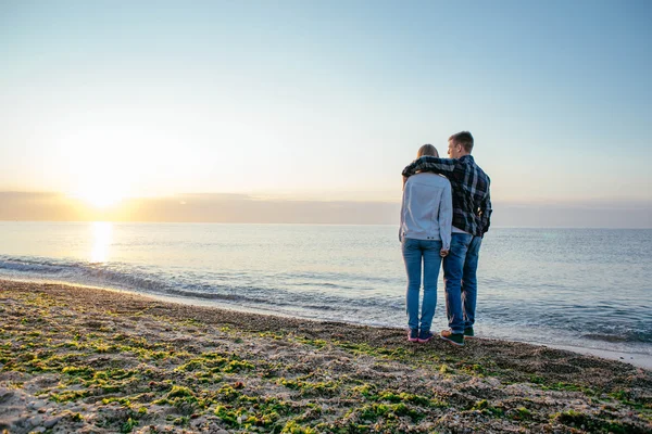 Pareja amorosa en la playa — Foto de Stock