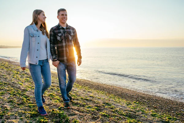 Casal amoroso na praia — Fotografia de Stock