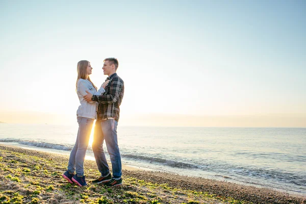 Älskade par på stranden — Stockfoto