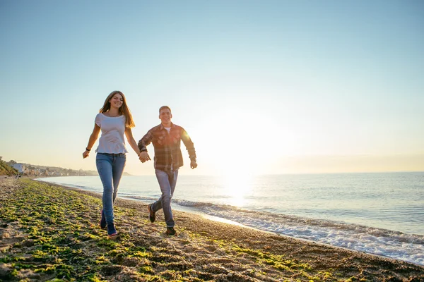 Pareja amorosa en la playa —  Fotos de Stock