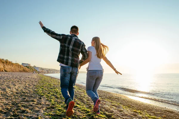 Casal amoroso na praia — Fotografia de Stock