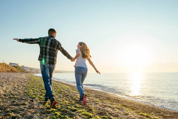 Pareja amorosa en la playa — Foto de Stock